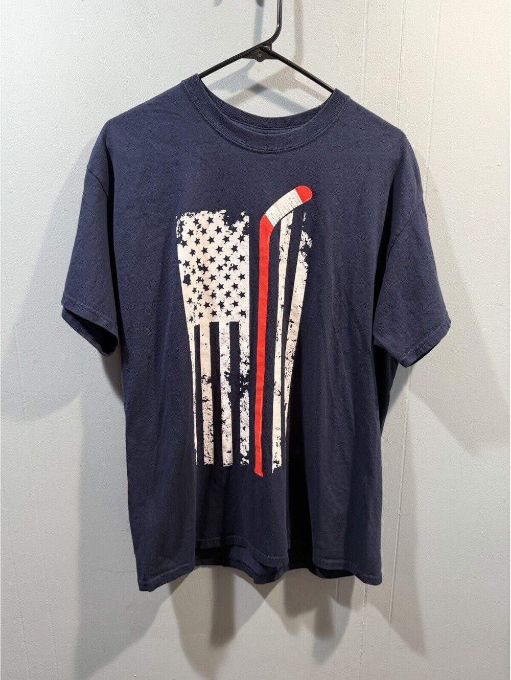 Mens Gildan Heavy Cotton T Shirt Size Large Navy American Flag & Hockey Stick